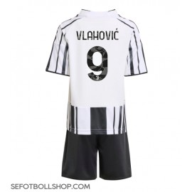 Billiga Juventus Dusan Vlahovic #9 Barnkläder Hemma fotbollskläder till baby 2025-26 Kortärmad (+ Korta byxor)